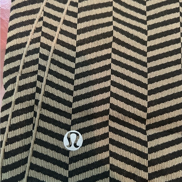 *SOLD* Lululemon In the Flow Crops - Picture 4 of 4